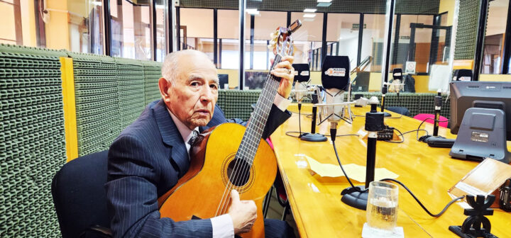 Con su guitarra a cuestas, don Domingo Montes visitó los estudios de Radio Universidad y la Redacción de Provincia 23 donde desgranó recuerdos y anécdotas.