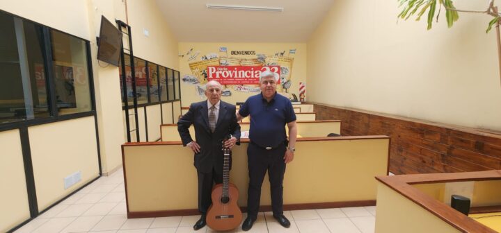 Don Domingo Montes y su guitarra en la Redacción de Provincia 23 junto a su director Alberto Centurión.