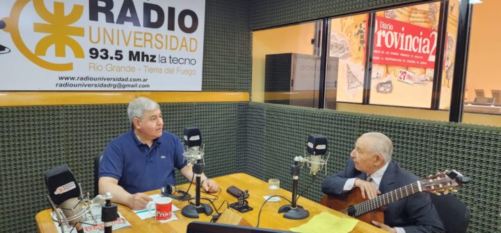 Junto al director de Provincia 23 y Radio Universidad, Alberto Centurión, don Domingo Montes tocó algunas coplas que deleitaron a la audiencia.