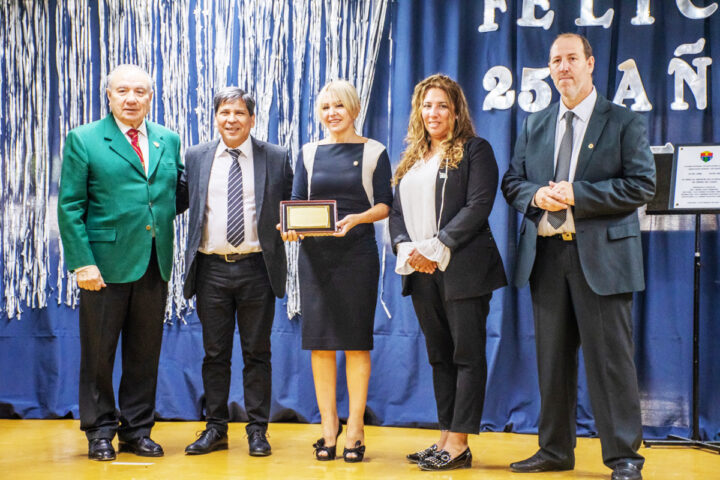 El Presidente de la FUNDATEC y Decano de la UTN, Ing. Mario Ferreyra, el Presidente del Concejo Deliberante de Ushuaia, Concejal Juan Carlos Pino; la Rectora del CIEU, Prof. Karina Taborda, la Secretaria Administrativa del deliberativo capitalino, Noelia Butt y el Director del CIEU, Prof. Germán Suárez.