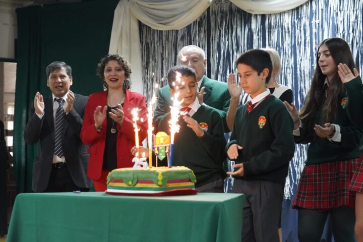 Las autoridades, padres y alumnos con la tradicional torta de cumpleaños.