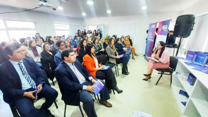 Participaron del acto autoridades del Poder Judicial, entre ellos el Juez de Instrucción Raúl Sahade, el juez de Familia Fernando González, la fiscal Vanina Cantiani, el Secretario Penal del Juzgado Federal el Dr. Juan Manuel Vicente; también la legisladora Laura Colazo, integrantes del Gabinete Municipal, mujeres y disidencias de diferentes espacios sindicales, gremiales y sociales.