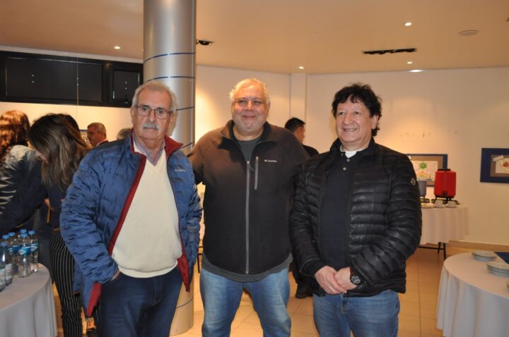 Daniel Torrecillas, vicepresidente de la Cámara de Comercio, Industria y Producción de Río Grande; Carlos Clark, representando a la Facultad Regional Tierra del Fuego de la Universidad Tecnológica Nacional y el Dr. Contador Ramón Gallardo, presidente de CAFUFAMA (Cámara Fueguina de la Madera).