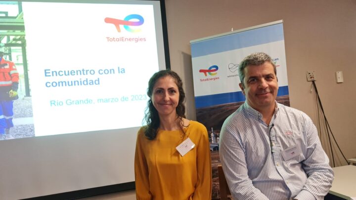 María Paula Daniello y Mauricio Aguirre, de Total Energies, durante la presentación.