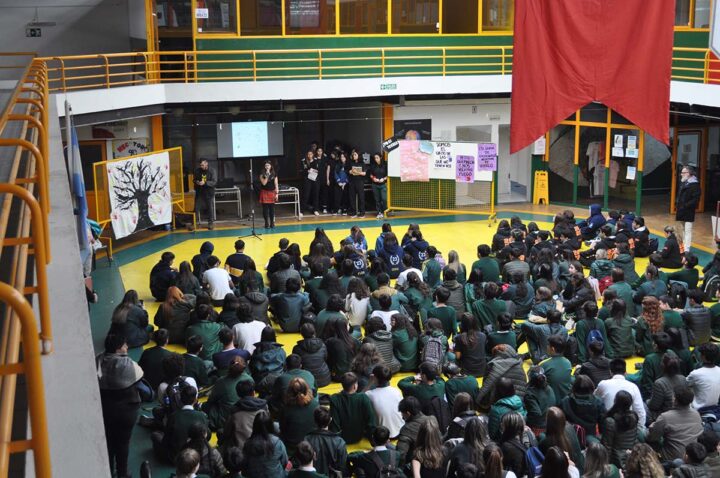 Una emotiva presentación para conmemorar el Día Internacional de la Mujer, fue la que brindaron las alumnas de la promoción 2023 del Colegio Integral de Educación Río Grande (CIERG). El acto se llevó adelante en horas de la tarde y participaron directivos, docentes, y la totalidad del alumnado.