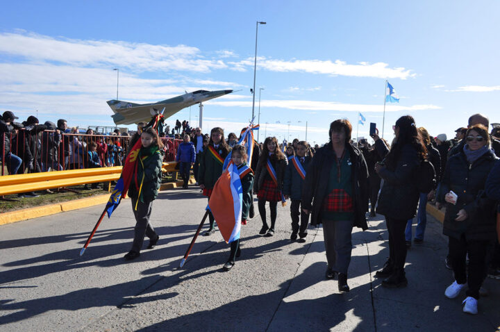 Alumnos de la UTN y de la FUNDATEC, en el desfile del 2 de abril