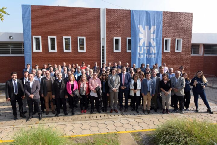 El Salón Presidente Juan Domingo Perón de la Facultad Regional de La Plata fue el escenario donde se concretó una nueva sesión del Consejo Superior de la UTN. El evento estuvo presidido por el Rector Ing. Rubén Soro y sus sesenta miembros, incluyendo a los fueguinos Ing. Mario Ferreyra y el Ing. Francisco Álvarez, en su rol de secretario de Políticas Institucionales y vicedecano y Consejero Superior respectivamente.