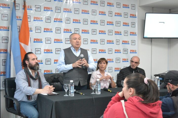 Este jueves, en el Centro Cultural “Nueva Argentina”, se entregaron diplomas a quienes participaron de los Talleres Tecnológicos 2022, dictados en el espacio fundado por el concejal Juan Carlos Pino y Cristina López y avalados por la Facultad Regional Tierra del Fuego de la Universidad Tecnológica Nacional. Cristina López encabezó el acto de entrega de diplomas con el acompañamiento del decano de la UTN Tierra del Fuego, Mario Ferreyra; el profesor Pablo Cardoso González y el licenciado  Fabio Seleme responsable de Extensión Universitaria de la UTN Tierra del Fuego.