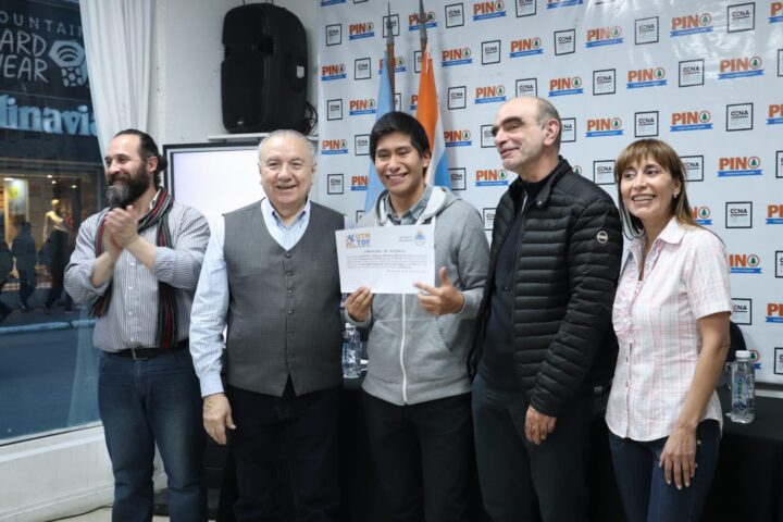 Este jueves, en el Centro Cultural “Nueva Argentina”, se entregaron diplomas a quienes participaron de los Talleres Tecnológicos 2022, dictados en el espacio fundado por el concejal Juan Carlos Pino y Cristina López y avalados por la Facultad Regional Tierra del Fuego de la Universidad Tecnológica Nacional. Cristina López encabezó el acto de entrega de diplomas con el acompañamiento del decano de la UTN Tierra del Fuego, Mario Ferreyra; el profesor Pablo Cardoso González y el licenciado  Fabio Seleme responsable de Extensión Universitaria de la UTN Tierra del Fuego.