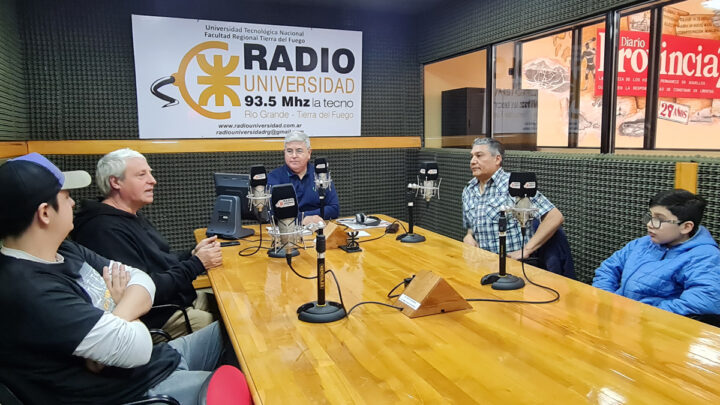 Walter D’Ángelo, Gabriel Lescano, Miguel Castro y su hijo Federico, visitaron los estudios de Radio Universidad 93.5 y la Redacción de Provincia 23 donde anunciaron que ya está todo listo para la Primera Expo Autos Clásicos en el Gimnasio del Don Bosco los días sábado 6 y domingo 7 de mayo próximos.