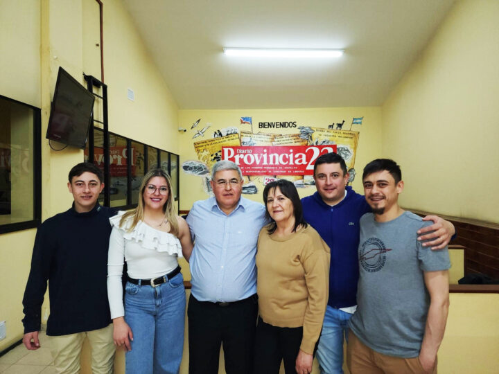 Alberto Centurión, fundador y actual director de Provincia 23, junto a su esposa Mónica Zampedri y cuatro de sus cinco hijos: Siro, Leyla, Kevin y Renzo.