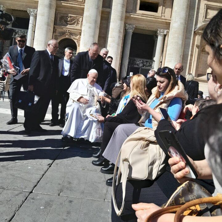 Rosa Elena Di Lorenzo y la “Comisión Papa Francisco, Cultura del Encuentro, del Trabajo y la Familia” de la Asociación del Personal Legislativo que dirige Norberto Di Próspero, siendo recibidos por el Santo Padre.