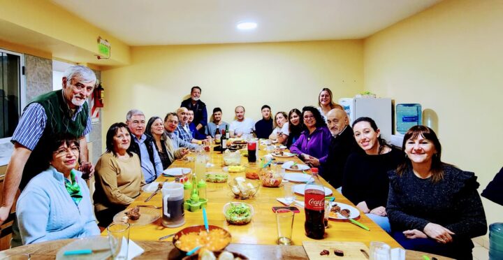 Los presentes compartieron una cena.