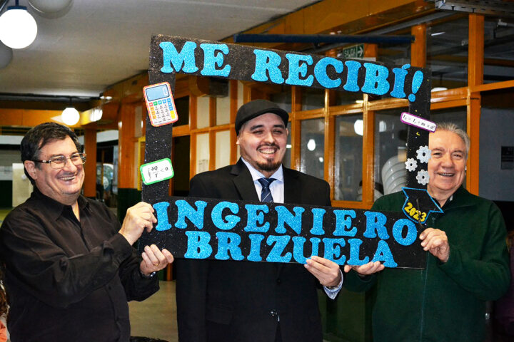 Nicolás Brizuela se graduó como Ingeniero Industrial. En la imagen, junto al Decano y al Vicedecano de la FRTDF de la UTN, ingenieros Mario Ferreyra y Francisco Álvarez respectivamente.