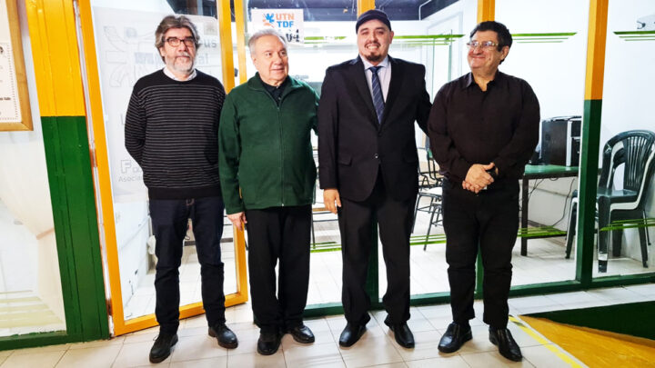 El Decano y el Vicedecano de la FRTDF de la UTN, ingenieros Mario Ferreyra y Francisco Álvarez respectivamente, junto al ingeniero Aníbal Vallejos, felicitando a Nicolás Brizuela tras graduarse como Ingeniero Industrial el pasado viernes a la noche.