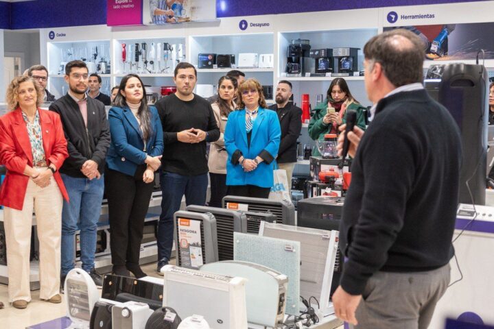 Germán Lenti, Gerente Nacional de Ventas de Frávega, brindó palabras alusivas a la inauguración y agradeció el importante acompañamiento a este evento considerado un hito histórico por la firma.