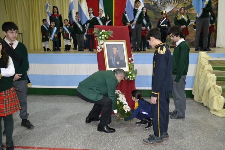 La Fundatec, junto a las instituciones que la componen, rindió homenaje al Gral. José de San Martín en un emotivo acto que se llevó adelante este jueves en las instalaciones de la UTN y que contó con la participación de estudiantes, docentes, autoridades, familiares e integrantes del Regimiento de Granaderos a Caballo que arribaron a esta provincia para la ocasión.