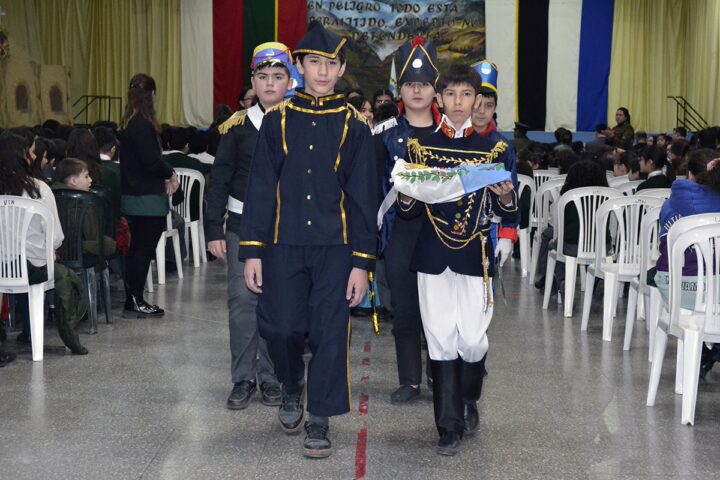 La Fundatec, junto a las instituciones que la componen, rindió homenaje al Gral. José de San Martín en un emotivo acto que se llevó adelante este jueves en las instalaciones de la UTN y que contó con la participación de estudiantes, docentes, autoridades, familiares e integrantes del Regimiento de Granaderos a Caballo que arribaron a esta provincia para la ocasión.