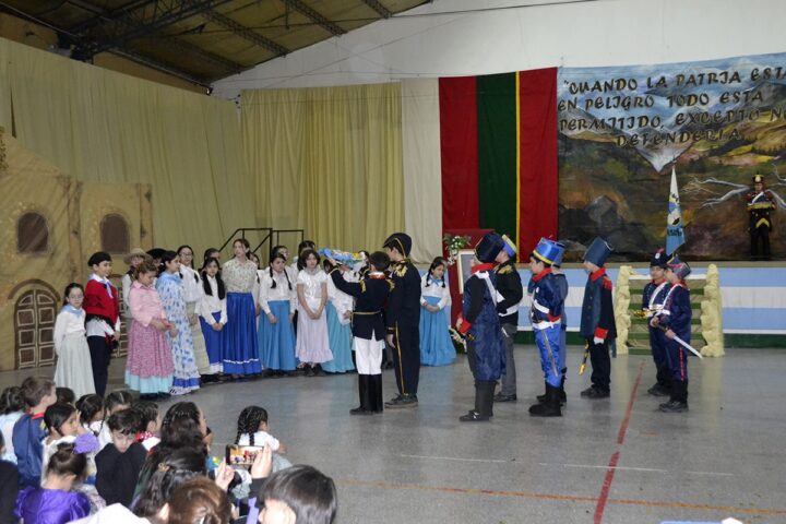 La Fundatec, junto a las instituciones que la componen, rindió homenaje al Gral. José de San Martín en un emotivo acto que se llevó adelante este jueves en las instalaciones de la UTN y que contó con la participación de estudiantes, docentes, autoridades, familiares e integrantes del Regimiento de Granaderos a Caballo que arribaron a esta provincia para la ocasión.