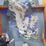 Emilio Sáez inauguró escultura sobre Malvinas ante una gran cantidad de público