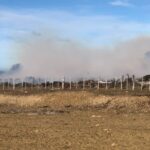 Incendio forestal moviliza a brigadas de emergencia en plena alerta por vientos fuertes
