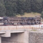 Camión de la empresa Stach volcó en el puente de Tierra Mayor
