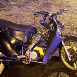 Buscan a conductor de camioneta que chocó con dos jóvenes que iban en una moto