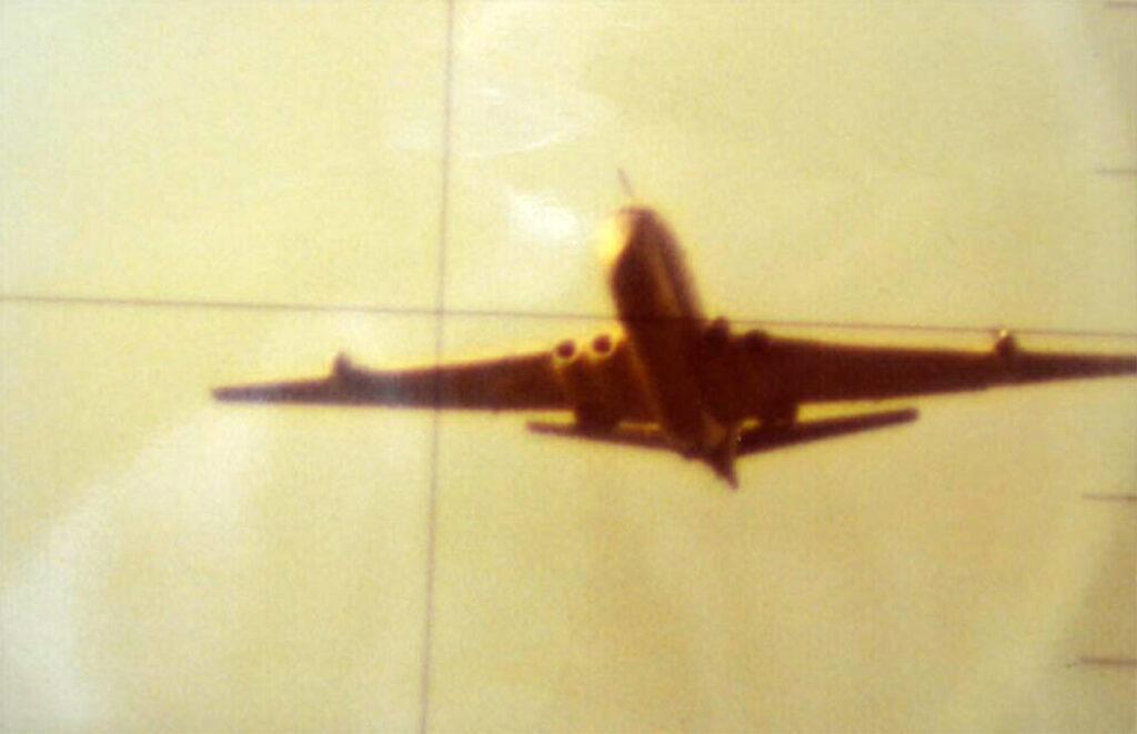 Imagen del avión británico antisubmarino que perseguía al ARA Santa Cruz tomada desde el periscopio.