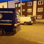 Investigan la muerte de un hombre y procedieron a un allanamiento