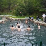 Más de 150 jóvenes participaron de salidas educativas y recreativas a las Termas del Río Valdez