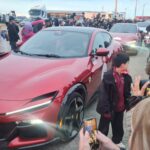 Furia roja en el fin del mundo: los fueguinos desbordaron las ciudades para ver la caravana de Ferrari