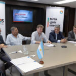 El Gobierno de Tierra del Fuego e YPF firmaron la cesión oficial de áreas hidrocarburíferas a la provincia