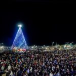 Junto a grandes artistas, una multitud celebró el encendido del arbolito en Río Grande