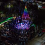 Tolhuin encendió su árbol de Navidad con una multitudinaria celebración en la Plaza Cívica Corazón de la Isla