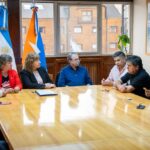 El Gobierno provincial firmó acuerdo para garantizar sueldos a los trabajadores portuarios por un año