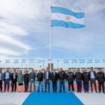 Martín Pérez y el Embajador de China junto a Veteranos de Guerra