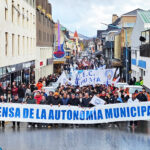 Masiva movilización en Ushuaia por la autonomía municipal: gremios exigen una ley de “goteo” y denuncian deuda millonaria de la Provincia