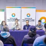 El Gobierno provincial firmó el contrato para ejecutar la red eléctrica y el alumbrado público de Chacra VIII