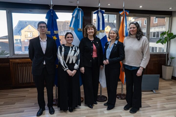 Mónica Urquiza y Nicola Lindertz durante la reunión en Casa de Gobierno en Ushuaia