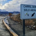 Carteles para cobrar, pero sin vereda: el acceso peatonal al aeropuerto de Ushuaia sigue siendo un riesgo