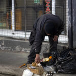La pobreza que comienza a verse: trabajadores que buscan comida, ferias que crecen y familias que ya no llegan a fin de mes